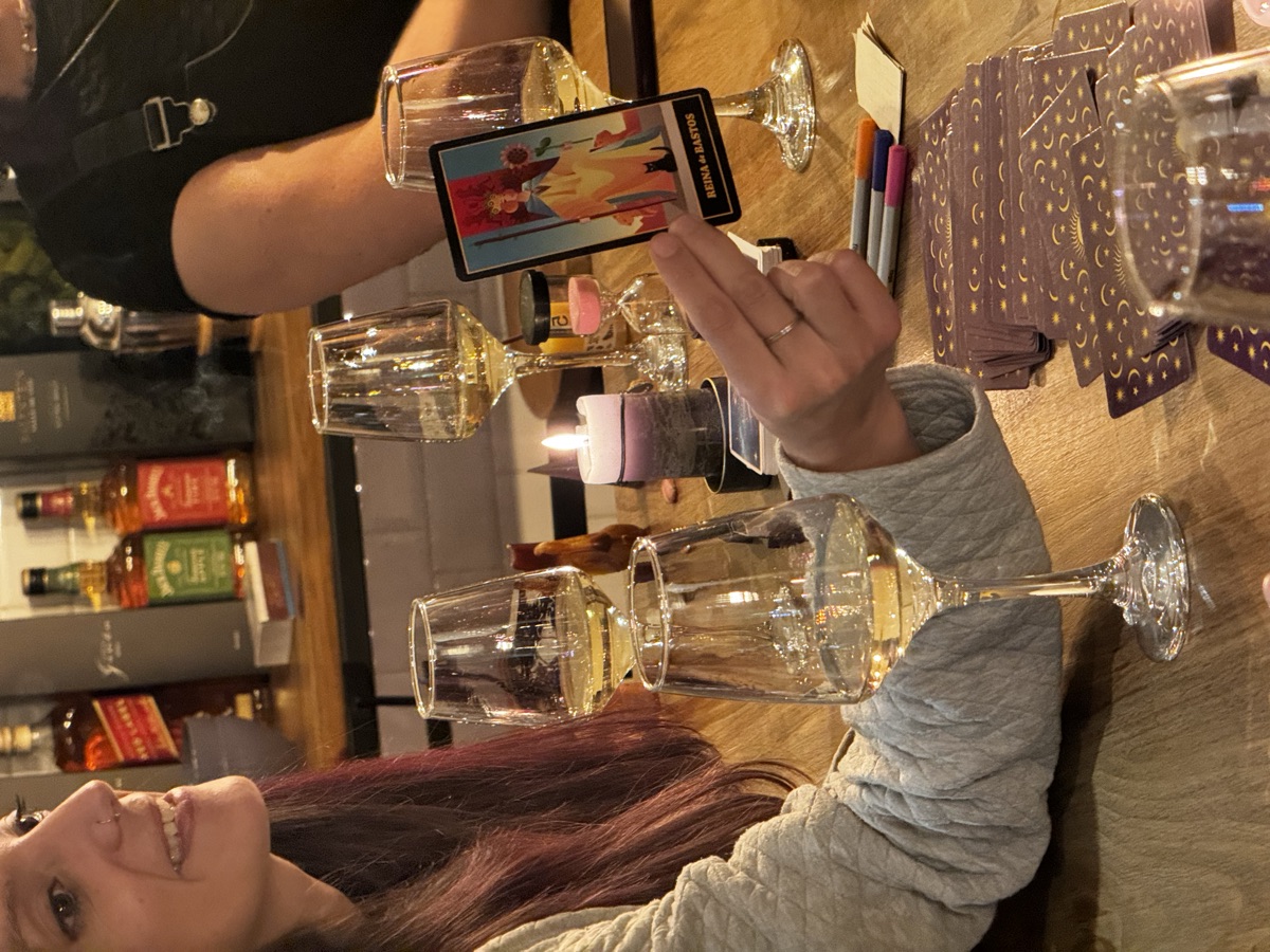 Lectura de tarot con vino